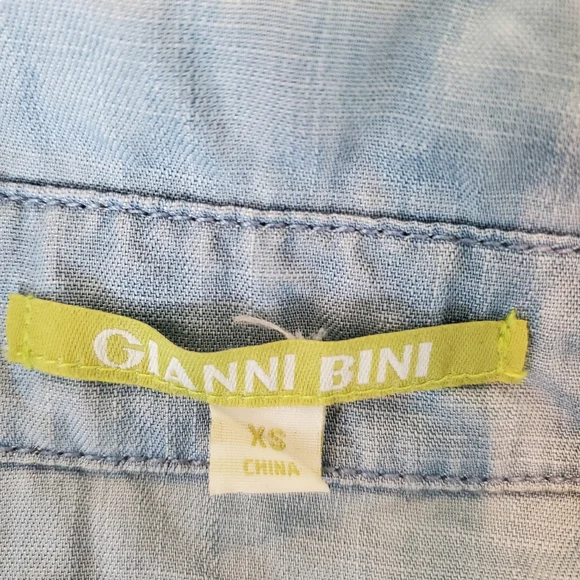Gianni Bini Button Up Shirt In Denim Blue- Size XS - Picture 2 of 2